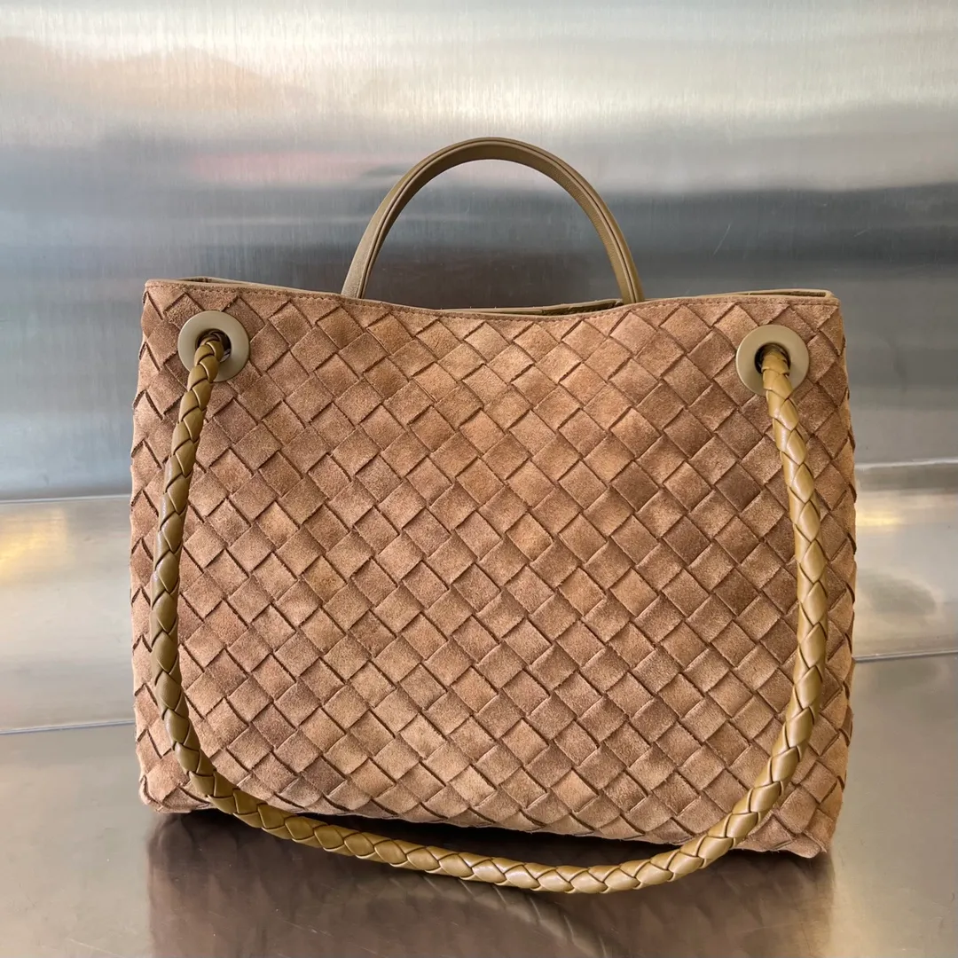 Batch 2360 #Bottega Veneta Yangjin Andiamo handbag, many stars have the same style 🎈 743572 Classic full-body leather weaving with golden knot buckle, stable and chic enough [Proud] The whole body is made of Nappa sheep leather, comfortable, soft and dynamic. The sliding metal knot buckle can adjust the shoulder strap, single shoulder/handbag/crossbody, multiple carrying methods, large bag capacity Suitable for commuting/daily use/traveling. This bag is divided into small/medium/large sizes. There is always one that suits you. Then take me with you🎀🎀 Size: 32.5x24x12 p3040
